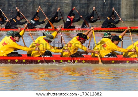 Pathumthani, Thailand - Nov 03: Two Rowing Teams In Full Speed During Thai Long-Tailed Boat Competition Along River On November 03, 2013 In Samkhok, Pathumthani, Thailand.