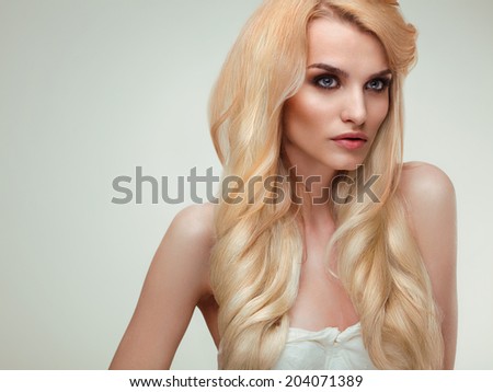 Blonde Hair. Portrait of beautiful blonde with Healthy Long Hair.