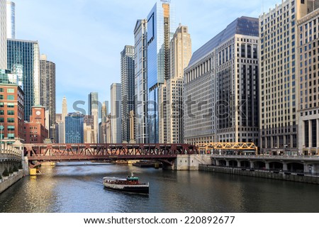 The Chicago River serves as the main link between the Great Lakes and the Mississippi Valley waterways.