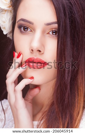 Beauty Fashion Model Girl with beautiful long hair, close-up studio shoot
