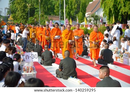 BANGKOK, THAILAND - MAY 23: People give food offerings to Buddhist monks on May 23, 2013 in Bangkok, Thailand. Thai tradition