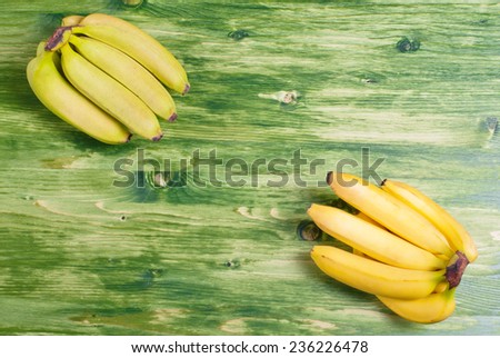 green banana in the upper left corner of the yellow banana in the lower right corner on the green chalkboard