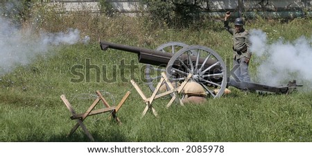 Soldiers operating a cannon in a military show from first world war