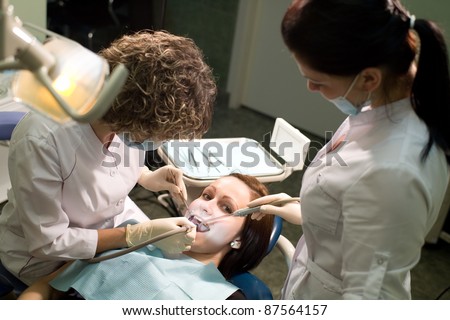 Woman treats the teeth in the dental clinic