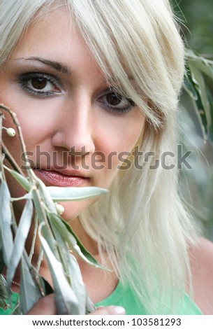 girl with make-up art, and daisies in her hair