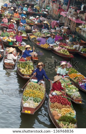 RATCHABURI,THAILAND-JAN 2013  : Local peoples sell fruits,food and products  at Damnoen Saduak floating market,on Jan 1,2013 in Ratchaburi,Thailand.Dumnoen Saduak is a very popular tourist attraction.