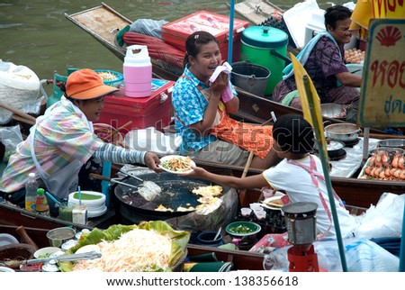 SAMUTSONGKRAM,THAILAND-SEPT 6 : Trader\'s boats in Amphawa floating Market in evening and most famous floating market and cultural tourist destination on September 6, 2012 in Samutsongkram, Thailand.