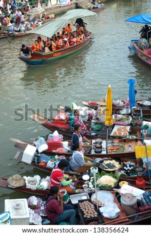 SAMUTSONGKRAM,THAILAND-SEPT 6 : Trader\'s boats in Amphawa floating Market in evening and most famous floating market and cultural tourist destination on September 6, 2012 in Samutsongkram, Thailand.