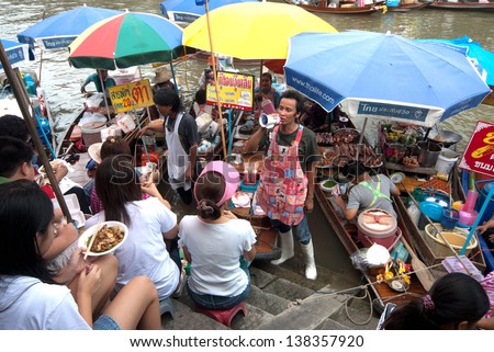 SAMUTSONGKRAM,THAILAND-SEPT 6 : Peoples tourist enjoy eating in Amphawa evening floating Market famous floating market and cultural tourist destination on Sept  6, 2012 in Samutsongkram, Thailand.