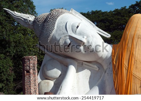 ANGTHONG,THAILAND - OCT  7 :  Outdoor large famous reclining Buddha .The largest and longest reclining Buddha in Thailand, 50 meters,name is Khun Inthapramun on October 7,2014,Angthong ,Thailand.