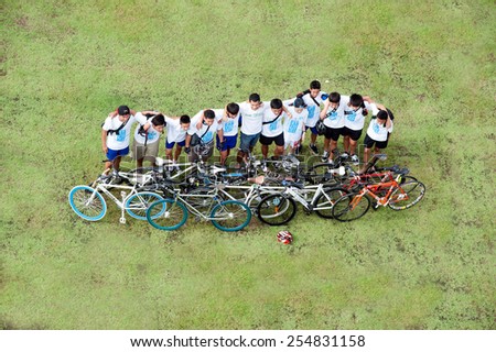 BANGKOK,THAILAND - SEPTEMBER  22 : Group of  Cyclist posing in Car Free Day event at Sanam Luang near Grand Palace on September 22, 2013 in Bangkok capital of Thailand.