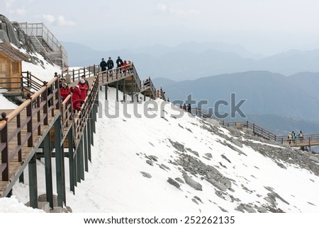 LIJIANG, CHINA - APRIL 13 : Unidentified people visit Jade Dragon Snow Mountain, It\'s highest peak is named Shanzidou (5,596 m or 18,360 ft) on April 13, 2009 in Lijiang, China