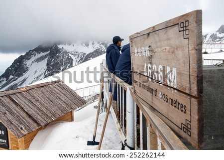 LIJIANG, CHINA - APRIL 13 : Unidentified people visit Jade Dragon Snow Mountain, It\'s highest peak is named Shanzidou (5,596 m or 18,360 ft) on April 13, 2009 in Lijiang, China