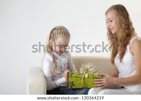 girl open gift