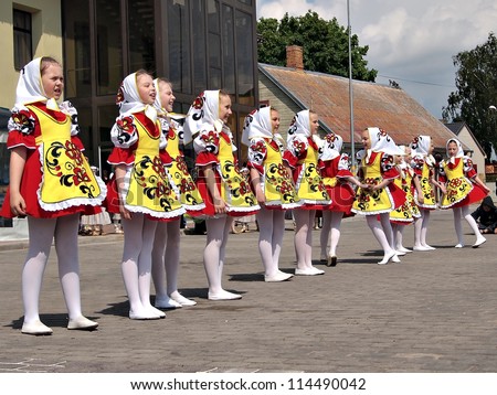 JEKABPILS, LATVIA - MAY 28: Unidentified dance group members dressed in national Russian clothes at Dance festival - Latvju Berni Danci Veda on May 28, 2011 in Vecpilsetas laukums, Jekabpils, Latvia
