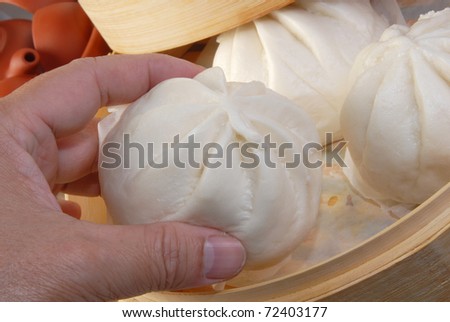Puts out the steamed stuffed bun from the  bamboo cage