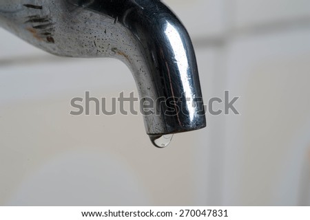 Dripping faucet. In water d'times of crisis it is important to save missing