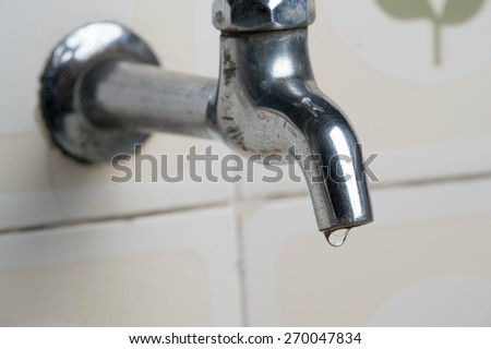 Dripping faucet. In water d\'times of crisis it is important to save missing