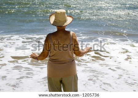 women looking the sea (third age)