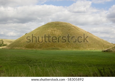 Silbury Hill, Wiltshire The Neolithic era Silbury Hill. Man made in the Stone Age around 2,400 BC.  Silbury, Wiltshire.  Close to Stonehenge and Avebury.