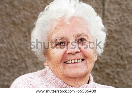 Portrait of a senior woman, picture taken during the daytime.