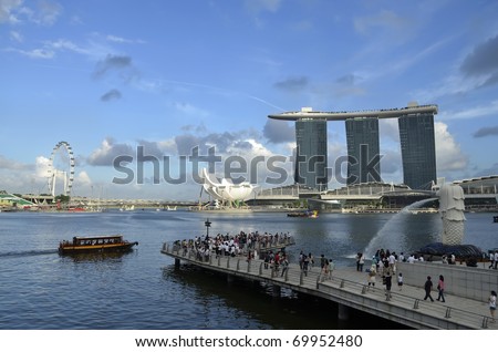 SINGAPORE - JAN 25: The Marina Bay Sands Hotel dominates the skyline at Marina Bay Jan 25, 2011 in Singapore. It is the world\'s most expensive standalone casino property at US$ 6.3 billion.