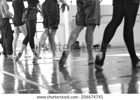 Dancing gait; ballerinas in a line