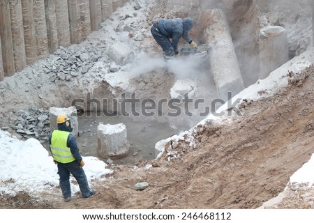 Contribution site, laborers working in the dust