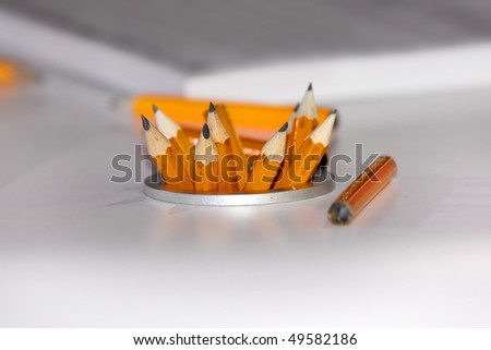 Many small pencils in the cup to write on note pad