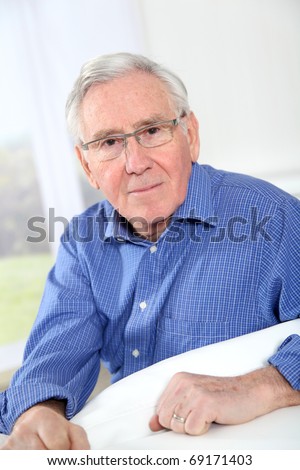 Portrait of elderly man with eyeglasses
