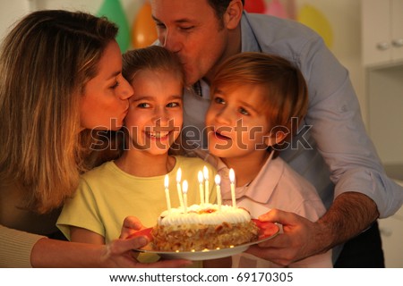 Family celebrating child\'s birthday