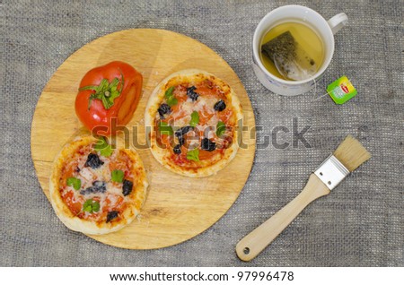 mini pizzas from above