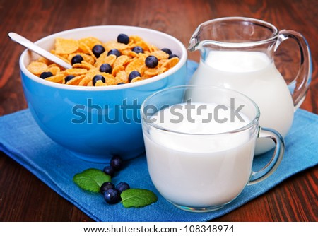 Breakfast flakes, milk, berry