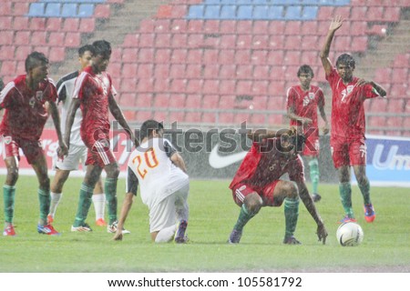 BANGKOK THAILAND - JUNE 17 : Unidentified players in Football Friendly Match 2012 (U22) between Vietnam (White) vs Maldive (Red) on June 17,2012 at Rajamangla Stadium in Bangkok, Thailand.