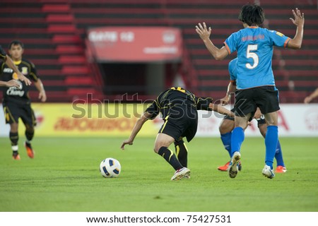 THAILAND - APRIL 16 : Thai Premier League (TPL) between TOT Sc (Blue) vs Army Utd. (Black) on April 16, 2011 at  Thunderdome Stadium Bangkok, Thailand
