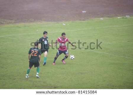 BANGKOK THAILAND - JULY 20 : A.Kanu (R) in action during Toyota League Cup between BBCU fc (prink) vs Kasetsat fc (green) on July 20, 2011 at  Kasetsat Stadium Bangkok, Thailand