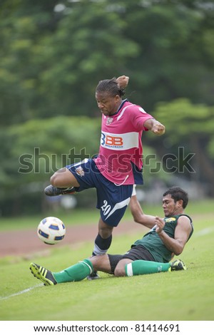 BANGKOK THAILAND - JULY 20 : J.Prince (pink) in action during Toyota League Cup between BBCU fc (prink) vs Kasetsat fc (green) on July 20, 2011 at  Kasetsat Stadium Bangkok, Thailand