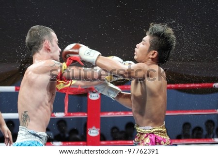 BANGKOK, THAILAND- MARCH 16 : The Star (R) VS Alex Sasiprapa (B) in the 2012 World Amateur Muaythai Championships on March 16, 2012 at National Stadium in Bangkok, Thailand