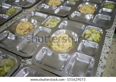 Prepare a bowls of food in the trays for the patients to the hospital