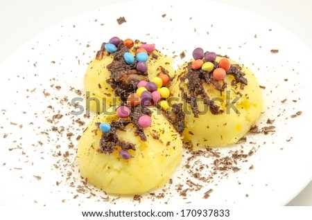 Lemon ice cream balls with candy