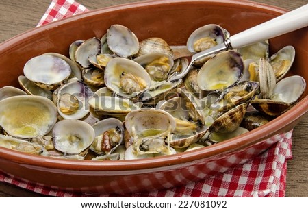 Clams with garlic served on a plate
