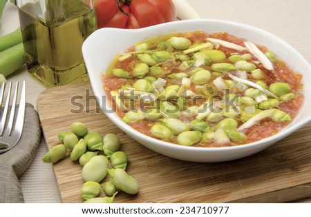Cold bean salad with tomato, onion and olive oil