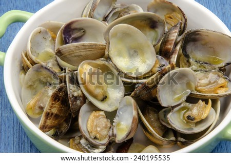 Clams with garlic served on a plate
