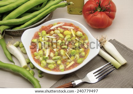 Cold bean salad with tomato, onion and olive oil