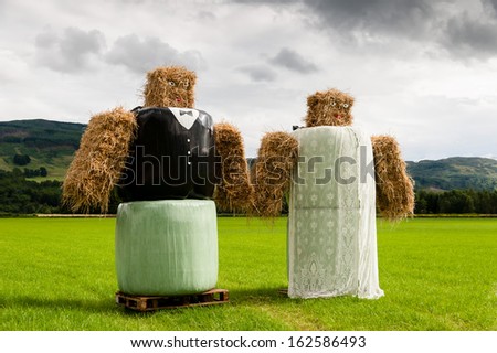Straw bale models of a bride and groom.