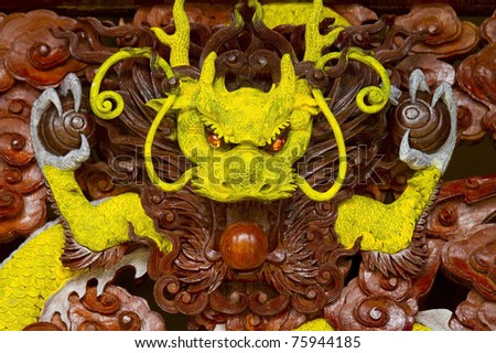 Dragon patterns carved in the form of wood.