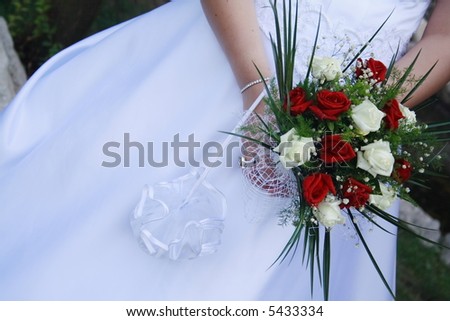 red and white rose bouquet. and white roses bouquet