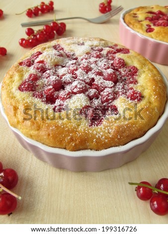 Small currant cakes with powdered sugar