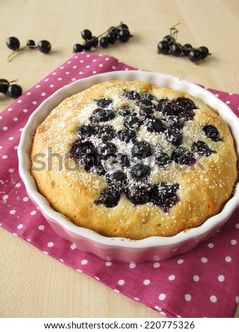 Small cakes with black currants and powdered sugar