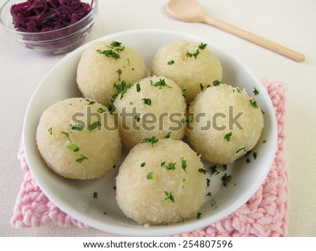 Potato dumplings with red cabbage